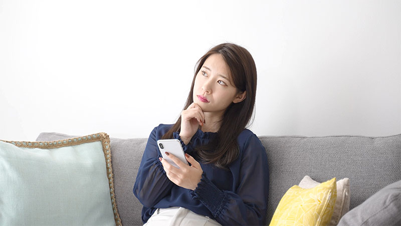 考え込む